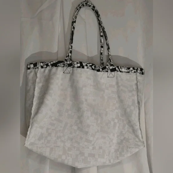 Diane Von Furstenberg Tote Bag 50th Anniversary Crossword Print Large Packable - Picture 6 of 13